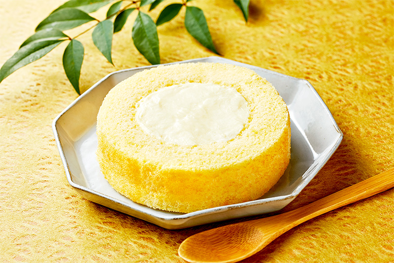 くりーむパン”で有名な八天堂とウチカフェのプレミアムロールケーキが