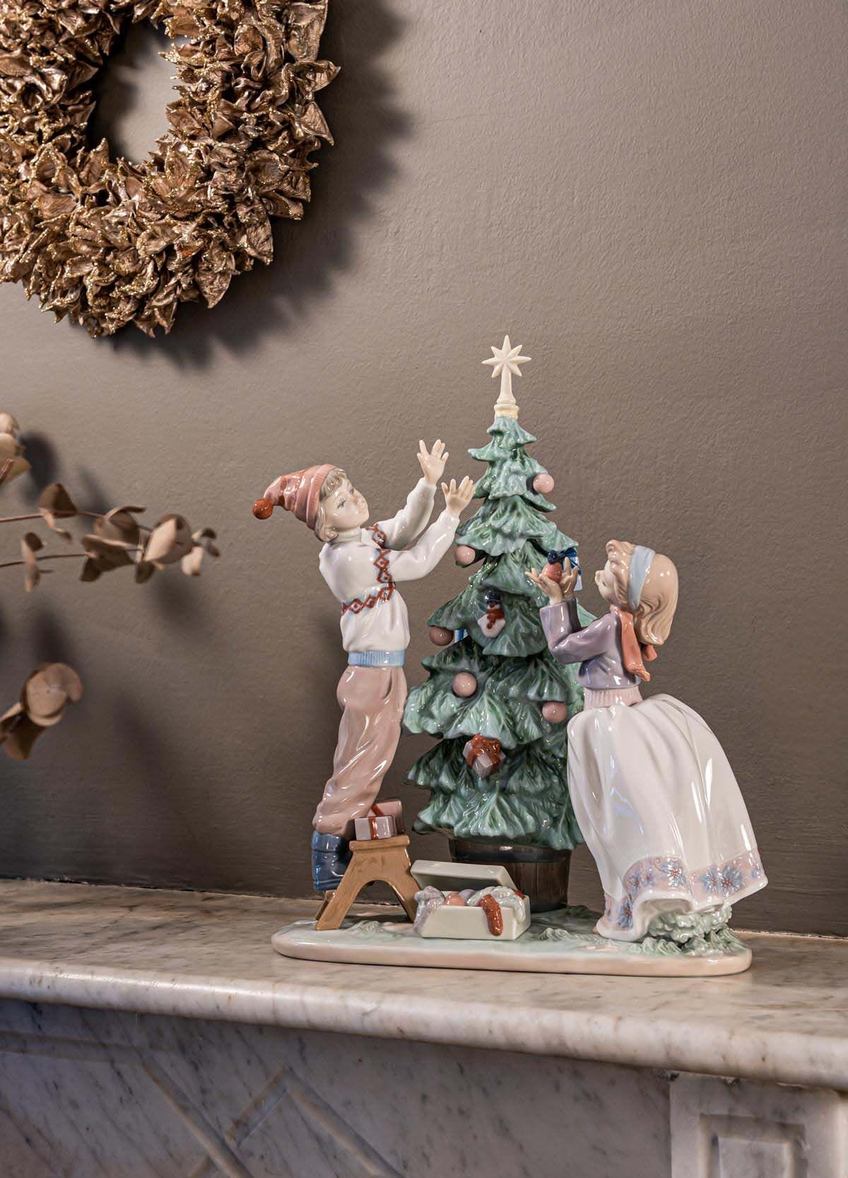Small porcelain Christmas tree 'Trimming the Tree' | リヤドロ公式