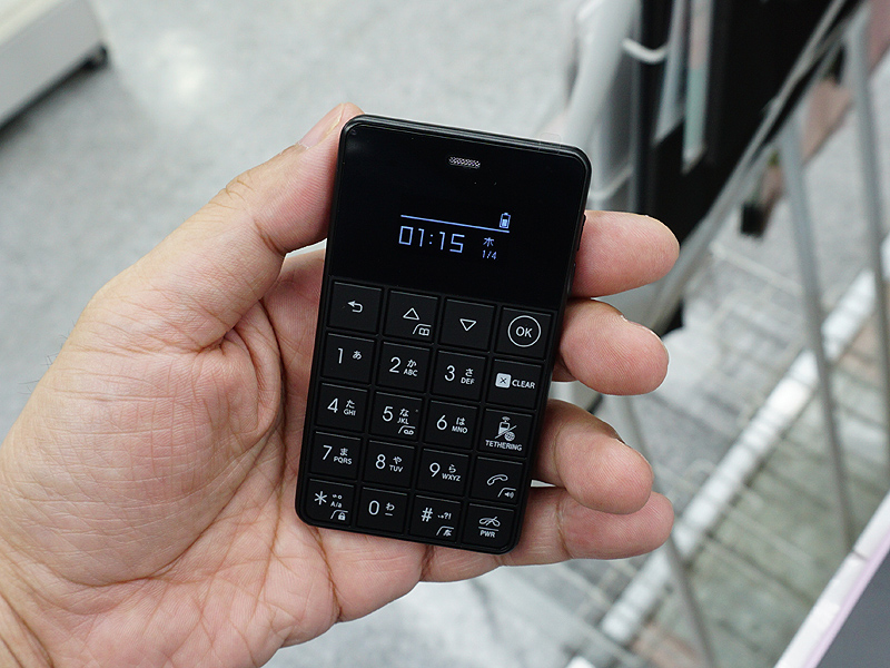 カードサイズでLTE対応、薄型SIMフリー携帯電話「NichePhone-S 4G」が