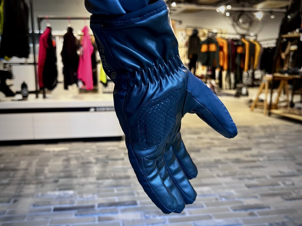 ロードバイク史上最高に贅沢な暖かさ。真冬の最強グローブに新王者誕生