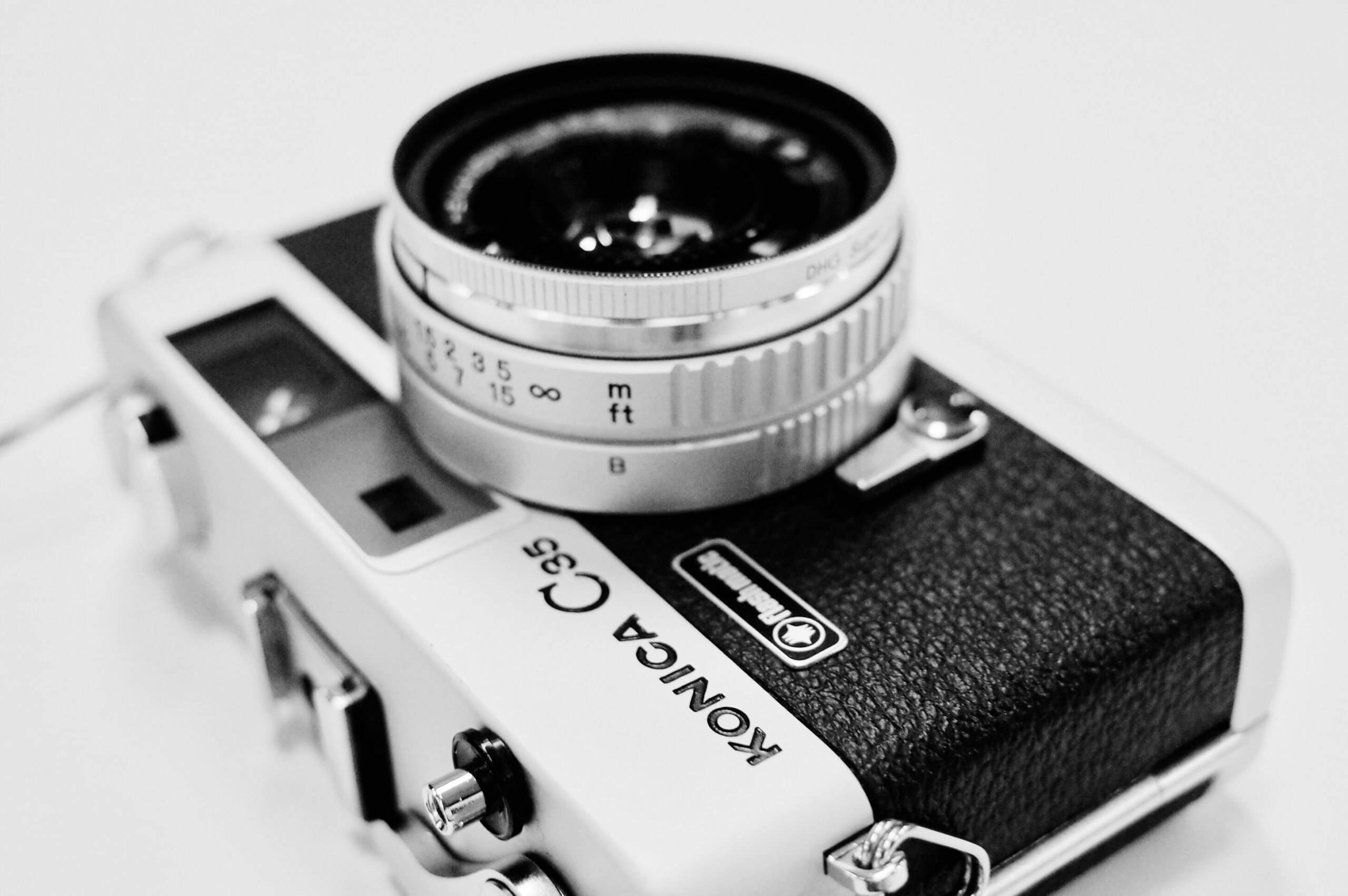 コニカKonica C35は、小さくて偉大なレンジファインダー機。｜記憶カメラ