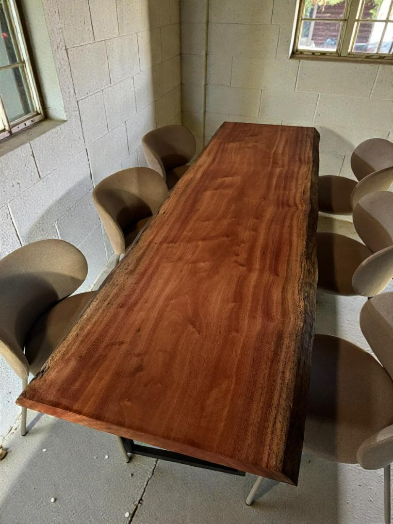 マホガニー一枚板テーブル2350mm/ 深紅の艶が放つ重厚な存在感 深紅が揺らめくマホガニー無垢一枚板｜ダイニングテーブル 235cm