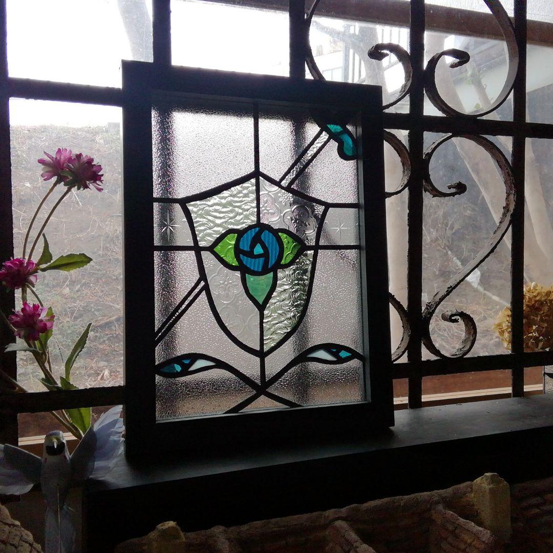 販売済みサンプル画像ハンドメイドのステンドグラス　青い薔薇の紋章 ステンドグラス 青い薔薇と蝶のパネル その他アート ようこ 通販