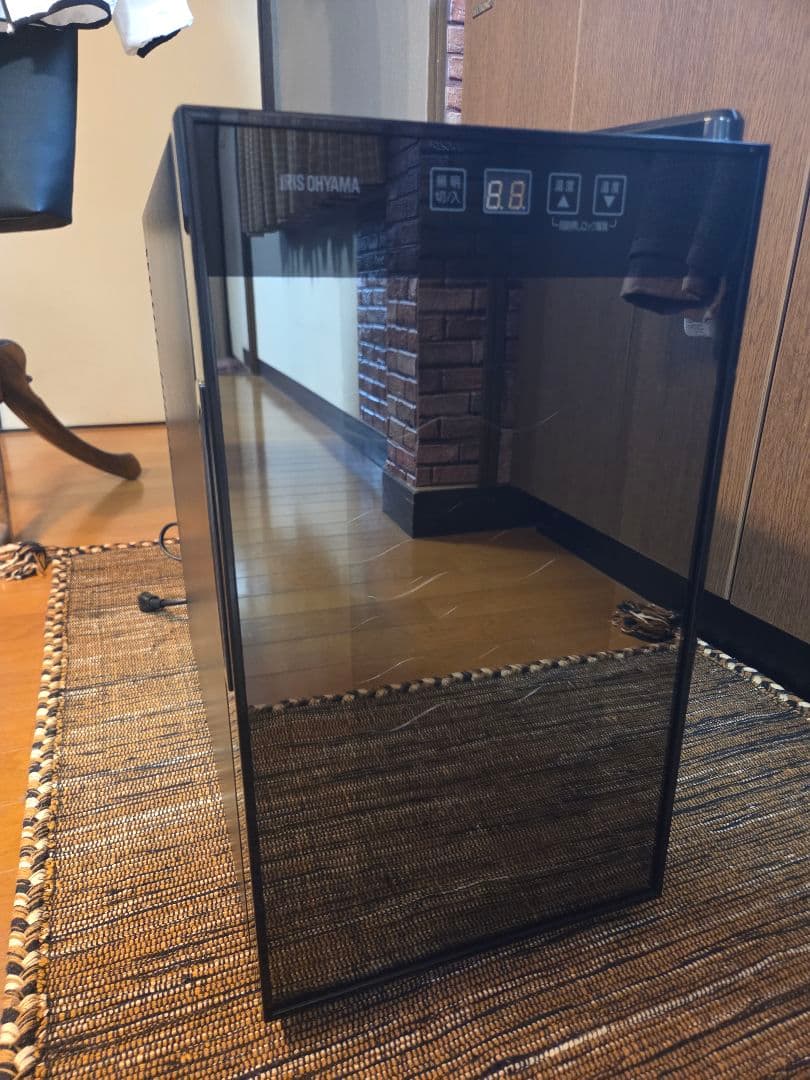 アイリスオーヤマ　ペルチェ式ワインセラー 8本収納 2020年製 IRIS OHYAMA（アイリスオーヤマ） ワインセラー 家庭用 小型 8本