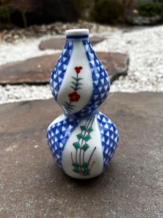 酒井田柿右衛門 13代 染錦 捻草花文 花瓶 伊万里焼 有田焼 十三代 酒井田柿右衛門 作『染錦柿文皿』 ｜骨董品買取 緑和堂